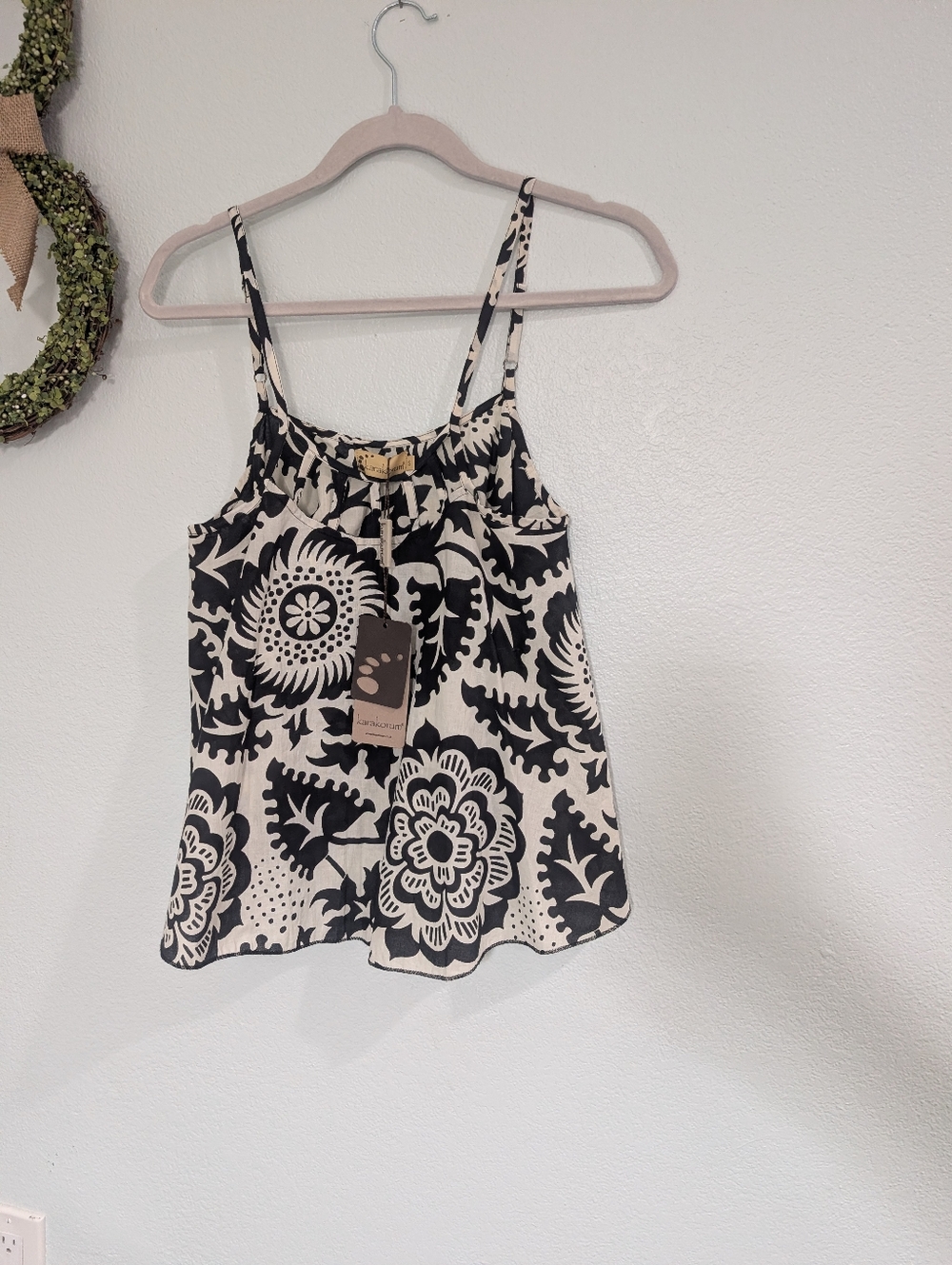 NWT Karakorum Black & Cream Floral Print Spaghetti Strap Tank Top Size Small